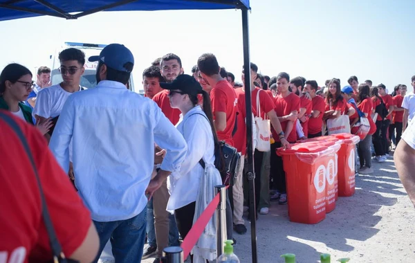 “Xəzəri qoruyaq”: “McDonald’s Azərbaycan”ın əməkdaşları sahilin tullantılardan təmizlənməsi aksiyasında iştirak ediblər - FOTO