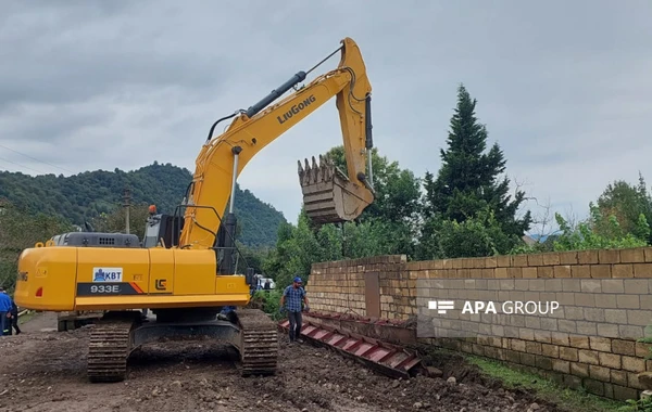 Astarada çayın daşması nəticəsində dağılan körpü təmir edilir - FOTO