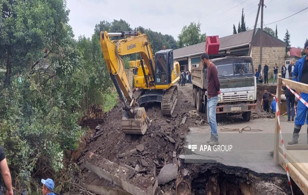 Astarada çayın daşması nəticəsində dağılan körpü təmir edilir - FOTO