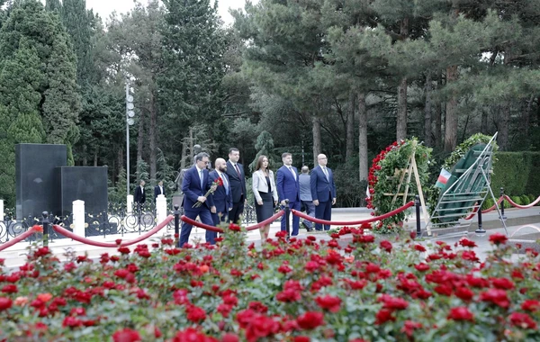 SOCAR-ın kollektivi Fəxri xiyabanı və Şəhidlər xiyabanını ziyarət edib - FOTO