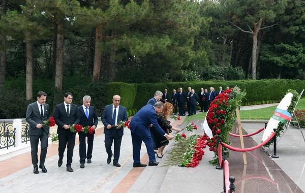SOCAR-ın kollektivi Fəxri xiyabanı və Şəhidlər xiyabanını ziyarət edib - FOTO
