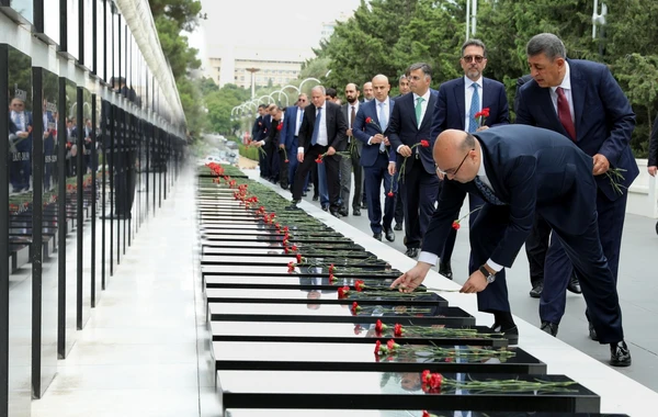SOCAR-ın kollektivi Fəxri xiyabanı və Şəhidlər xiyabanını ziyarət edib - FOTO