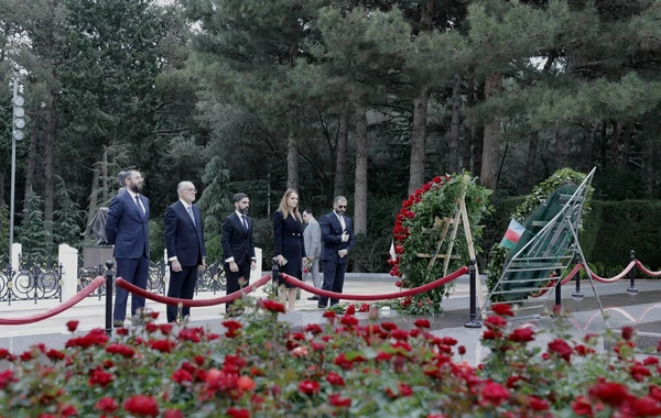 SOCAR-ın kollektivi Fəxri xiyabanı və Şəhidlər xiyabanını ziyarət edib - FOTO