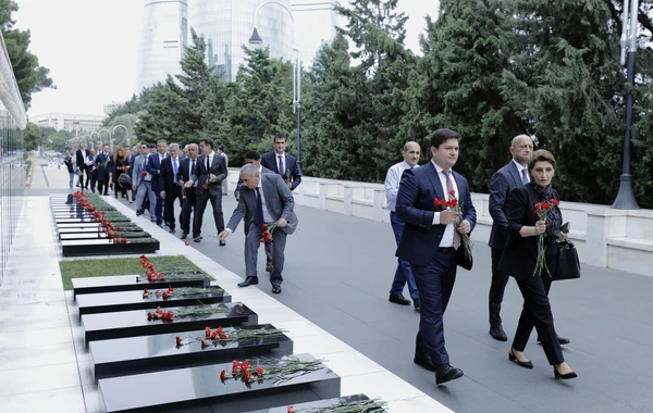 SOCAR-ın kollektivi Fəxri xiyabanı və Şəhidlər xiyabanını ziyarət edib - FOTO