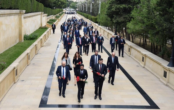 SOCAR-ın kollektivi Fəxri xiyabanı və Şəhidlər xiyabanını ziyarət edib - FOTO