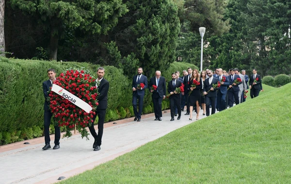 SOCAR-ın kollektivi Fəxri xiyabanı və Şəhidlər xiyabanını ziyarət edib - FOTO