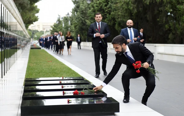 SOCAR-ın kollektivi Fəxri xiyabanı və Şəhidlər xiyabanını ziyarət edib - FOTO
