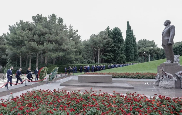 SOCAR-ın kollektivi Fəxri xiyabanı və Şəhidlər xiyabanını ziyarət edib - FOTO