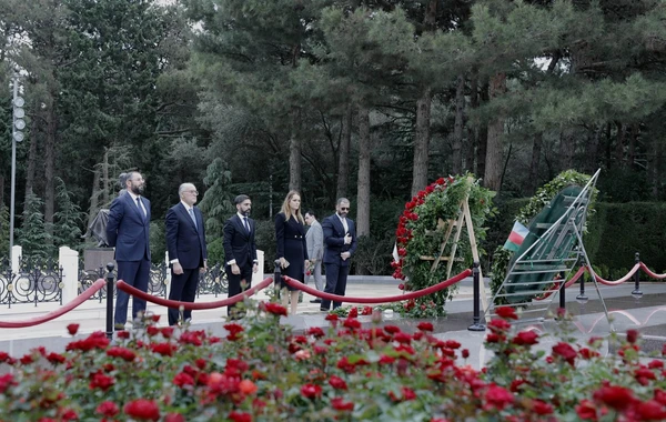 Коллектив SOCAR посетил Аллею почетного захоронения и Аллею шехидов - ФОТО