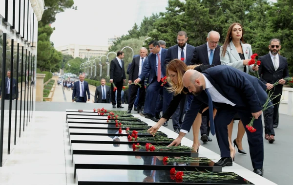 Коллектив SOCAR посетил Аллею почетного захоронения и Аллею шехидов - ФОТО