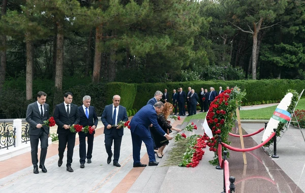 Коллектив SOCAR посетил Аллею почетного захоронения и Аллею шехидов - ФОТО