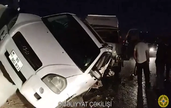 Sabunçuda yük maşını ilə minik avtomobili toqquşub, 1 nəfər xəsarət alıb - VİDEO