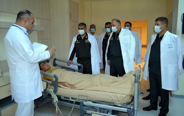 Müdafiə naziri antiterror tədbirləri zamanı yaralanan hərbi qulluqçularla görüşüb - FOTO/VİDEO