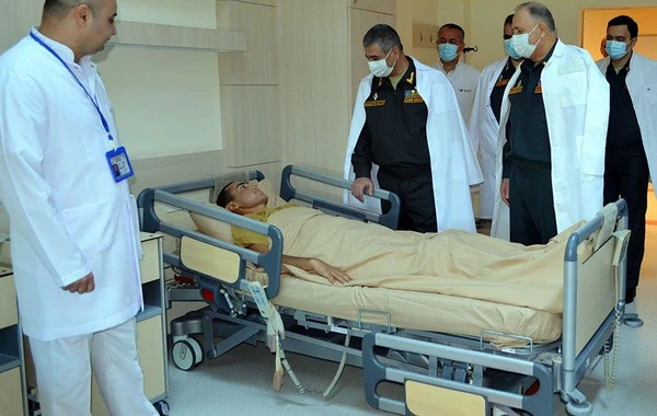Müdafiə naziri antiterror tədbirləri zamanı yaralanan hərbi qulluqçularla görüşüb - FOTO/VİDEO