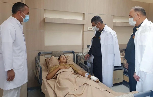 Müdafiə naziri antiterror tədbirləri zamanı yaralanan hərbi qulluqçularla görüşüb - FOTO/VİDEO