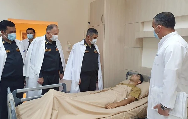 Müdafiə naziri antiterror tədbirləri zamanı yaralanan hərbi qulluqçularla görüşüb - FOTO/VİDEO
