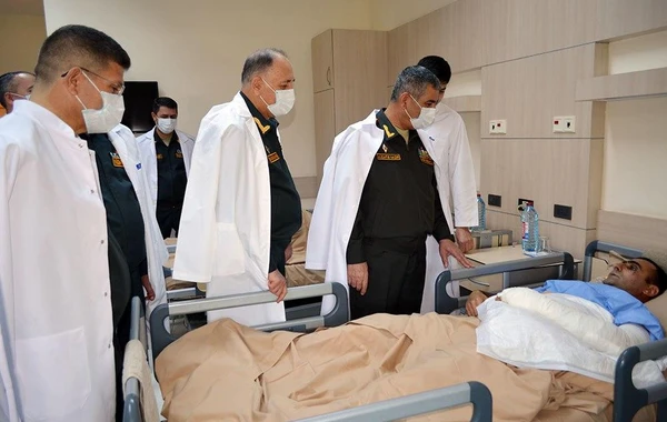 Müdafiə naziri antiterror tədbirləri zamanı yaralanan hərbi qulluqçularla görüşüb - FOTO/VİDEO