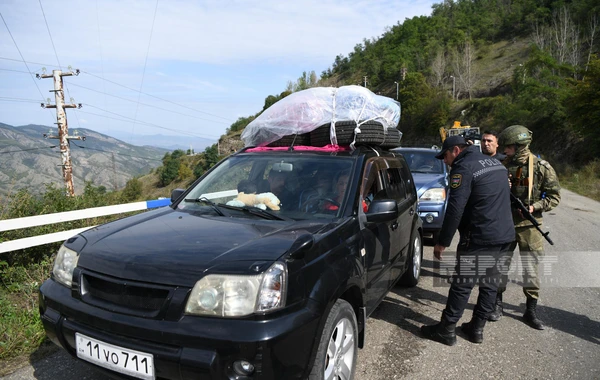 Azərbaycan polisi Qarabağın erməniəsilli sakinlərinə su paylayıb - FOTO