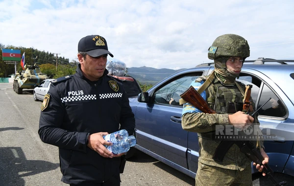 Azərbaycan polisi Qarabağın erməniəsilli sakinlərinə su paylayıb - FOTO