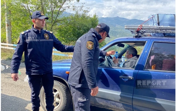 Азербайджанские полицейские раздали воду и хлеб жителям Карабаха - ОБНОВЛЕНО + ВИДЕО