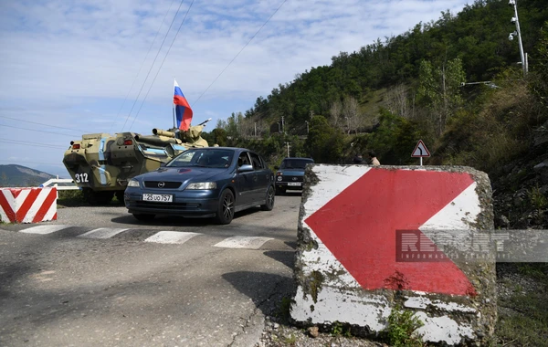 Азербайджанские полицейские раздали воду и хлеб жителям Карабаха - ОБНОВЛЕНО + ВИДЕО