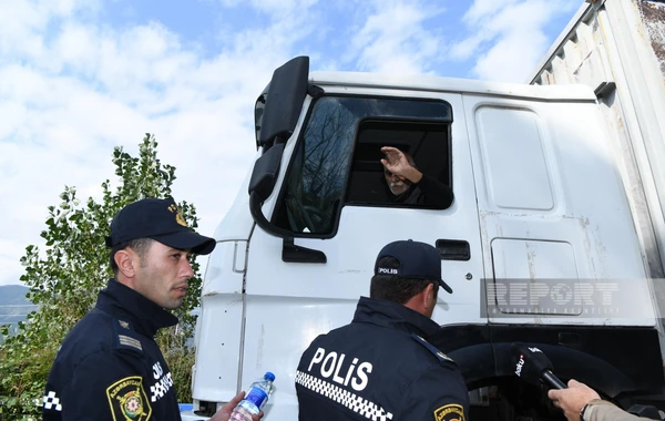 Азербайджанские полицейские раздали воду и хлеб жителям Карабаха - ОБНОВЛЕНО + ВИДЕО