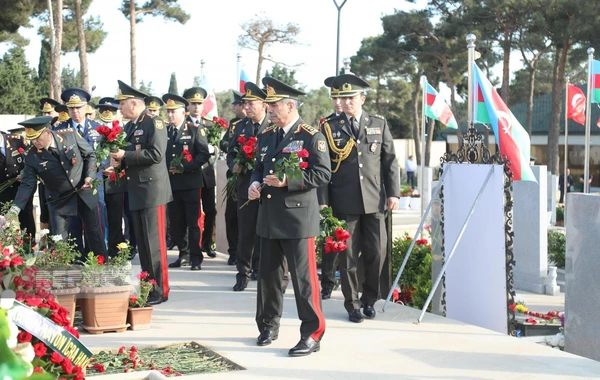 Руководство Минобороны Азербайджана посетило Аллею шехидов - ФОТО