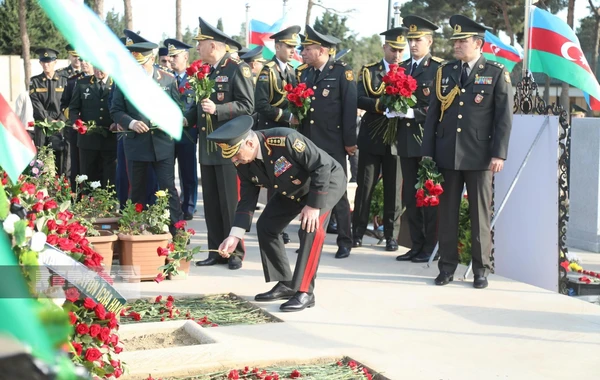 Руководство Минобороны Азербайджана посетило Аллею шехидов - ФОТО