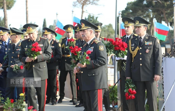 Руководство Минобороны Азербайджана посетило Аллею шехидов - ФОТО