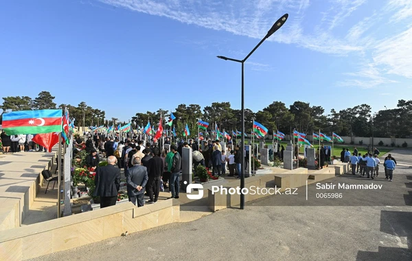 Azərbaycan xalqı qəhrəman şəhidlərini anır - FOTOREPORTAJ