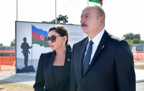 İlham Əliyev və Mehriban Əliyeva Bakıda inşası davam etdirilən Zəfər parkında olublar - FOTO - YENİLƏNİB