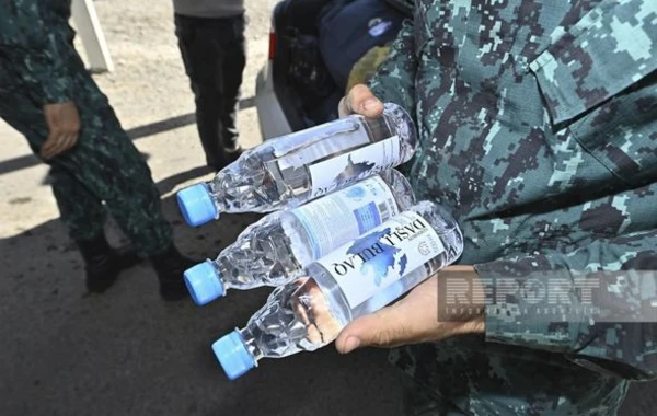 Азербайджанские пограничники раздали воду и сладости армянским жителям Карабаха - ФОТО