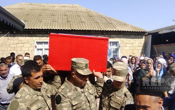 В Сальяне похоронили военнослужащего, останки которого были обнаружены спустя 30 лет - ФОТО