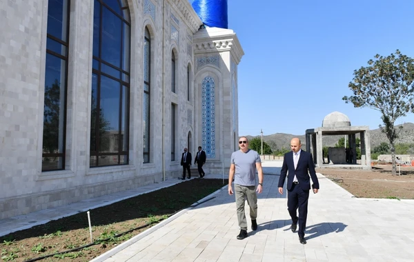 İlham Əliyev Zəngilan şəhər məscidində görülən işlərlə tanış olub - FOTO