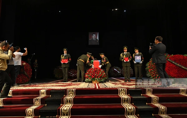 Milli Qəhrəman Riad Əhmədovun nəşi dəfn edilir  - FOTO - YENİLƏNİB
