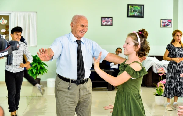 Ahıllar və kimsəsiz uşaqlar bir yerdə - FOTO/VİDEO