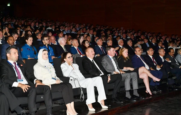 İlham Əliyev və Mehriban Əliyeva 74-cü Beynəlxalq Astronavtika Konqresinin açılışında - YENİLƏNİB + FOTO