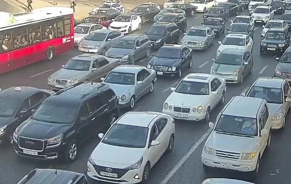 Bakıda bu yollarda tıxac yaranıb - SİYAHI