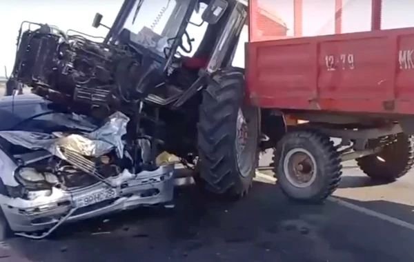 В Азербайджане трактор столкнулся с автомобилем, есть погибший