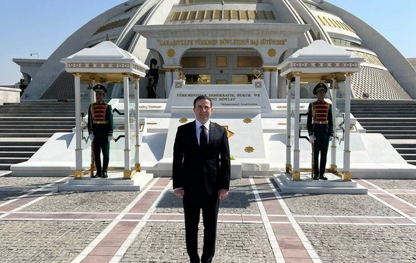 Посол Азербайджана вручил верительные грамоты президенту Туркменистана - ФОТО