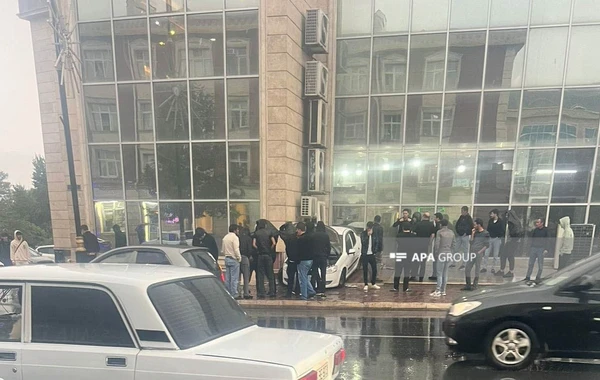 Azərbaycanda avtomobil ticarət mərkəzinə çırpıldı, xəsarət alan var - FOTO