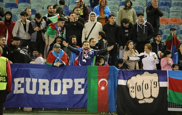 "Qarabağ" futbolçularının İsveçdə azərbaycanlı azarkeşlərlə QƏLƏBƏ SEVİNCİ - VİDEO