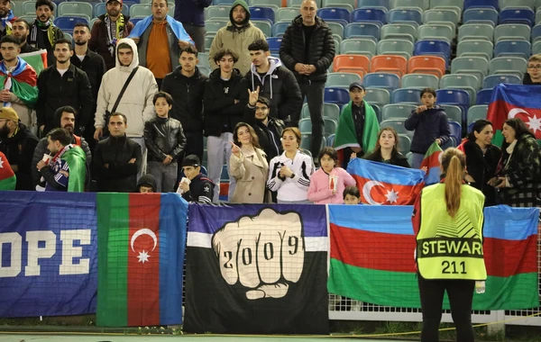 "Qarabağ" futbolçularının İsveçdə azərbaycanlı azarkeşlərlə QƏLƏBƏ SEVİNCİ - VİDEO