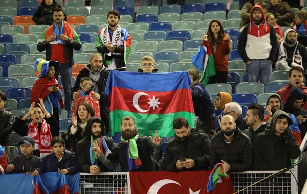 "Qarabağ" futbolçularının İsveçdə azərbaycanlı azarkeşlərlə QƏLƏBƏ SEVİNCİ - VİDEO