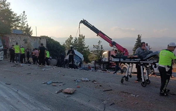 Türkiyədə dəhşətli qəza: Çox sayda ölən və yaralanan var - FOTO