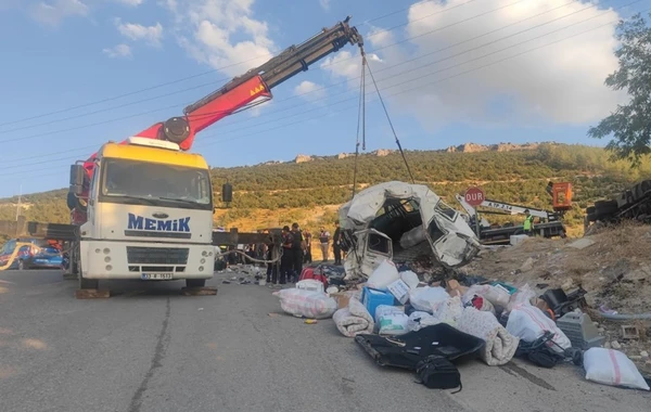 Türkiyədə dəhşətli qəza: Çox sayda ölən və yaralanan var - FOTO