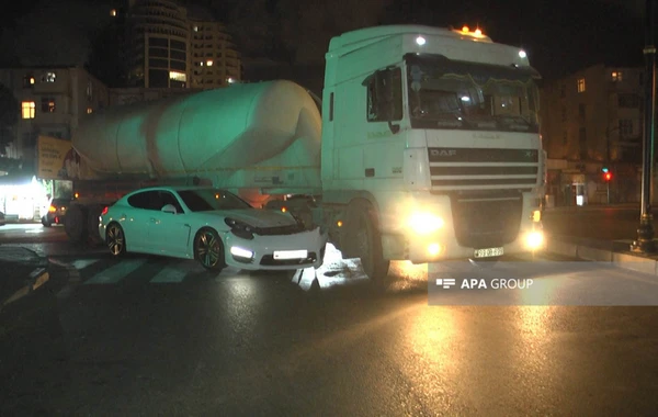 Bakıda “Porsche” yük maşını ilə toqquşub - FOTO