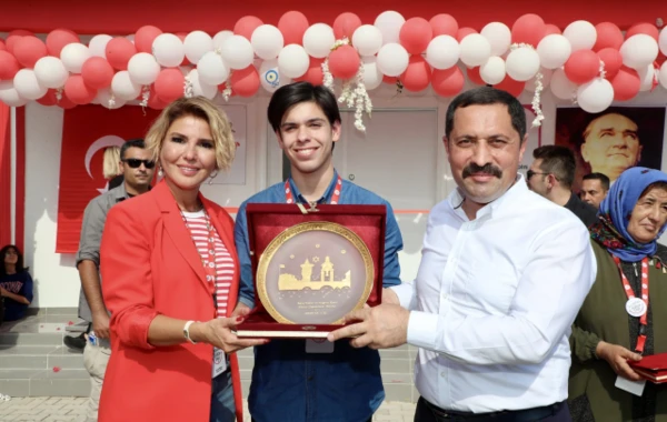 Gülben Ergen uşaq bağçasına zəlzələdə dünyasını dəyişən Taha Duymazın adını verdi - FOTO