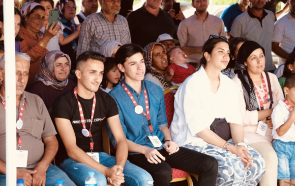Gülben Ergen uşaq bağçasına zəlzələdə dünyasını dəyişən Taha Duymazın adını verdi - FOTO