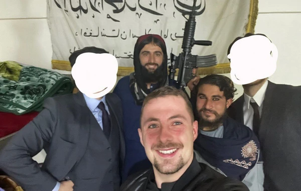 Səkkiz ay həbsdə qalan britaniyalı səyyah "Taliban" komandiri ilə dostlaşıb - FOTO